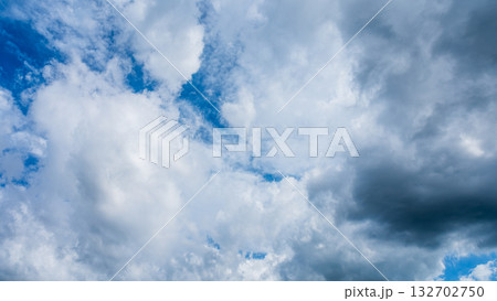 夏の青空に流れるたくさんの白い雲 夏の青空に流れるたくさんの白い雲 132702750