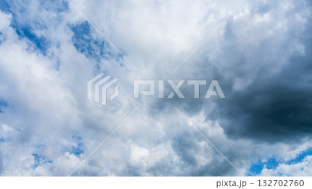 夏の青空に流れるたくさんの白い雲 132702760