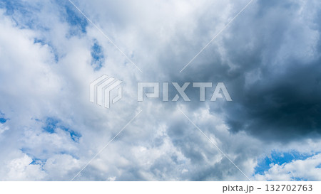 夏の青空に流れるたくさんの白い雲 夏の青空に流れるたくさんの白い雲 132702763
