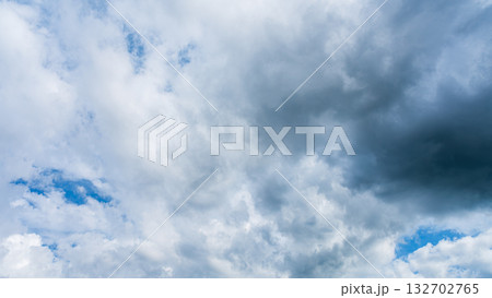 夏の青空に流れるたくさんの白い雲 夏の青空に流れるたくさんの白い雲 132702765