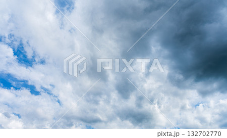 夏の青空に流れるたくさんの白い雲 夏の青空に流れるたくさんの白い雲 132702770