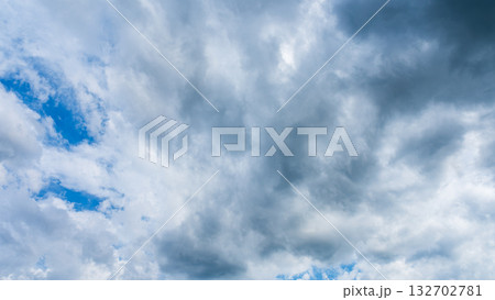 夏の青空に流れるたくさんの白い雲 夏の青空に流れるたくさんの白い雲 132702781
