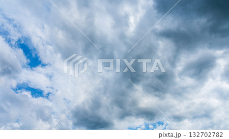夏の青空に流れるたくさんの白い雲 夏の青空に流れるたくさんの白い雲 132702782