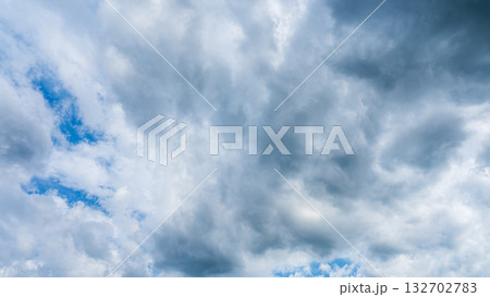 夏の青空に流れるたくさんの白い雲 夏の青空に流れるたくさんの白い雲 132702783