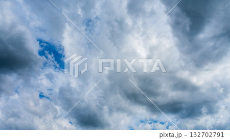夏の青空に流れるたくさんの白い雲 夏の青空に流れるたくさんの白い雲 132702791
