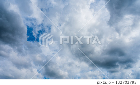 夏の青空に流れるたくさんの白い雲 132702795