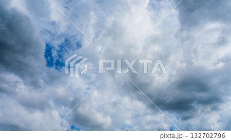 夏の青空に流れるたくさんの白い雲 夏の青空に流れるたくさんの白い雲 132702796