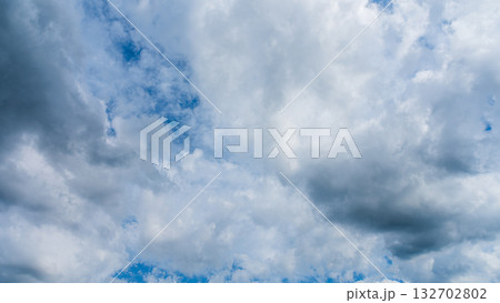 夏の青空に流れるたくさんの白い雲 夏の青空に流れるたくさんの白い雲 132702802