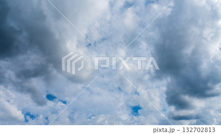 夏の青空に流れるたくさんの白い雲 132702813