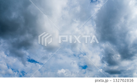 夏の青空に流れるたくさんの白い雲 夏の青空に流れるたくさんの白い雲 132702816