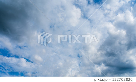 夏の青空に流れるたくさんの白い雲 夏の青空に流れるたくさんの白い雲 132702826