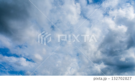 夏の青空に流れるたくさんの白い雲 132702827
