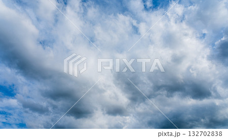 夏の青空に流れるたくさんの白い雲 夏の青空に流れるたくさんの白い雲 132702838