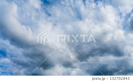 夏の青空に流れるたくさんの白い雲 132702843