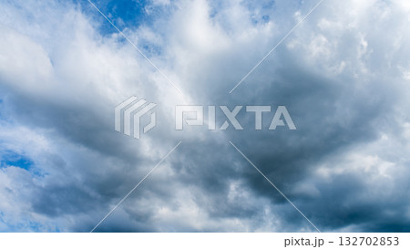 夏の青空に流れるたくさんの白い雲 夏の青空に流れるたくさんの白い雲 132702853