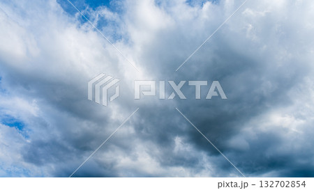 夏の青空に流れるたくさんの白い雲 132702854