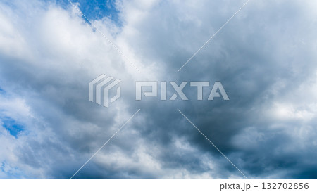 夏の青空に流れるたくさんの白い雲 132702856