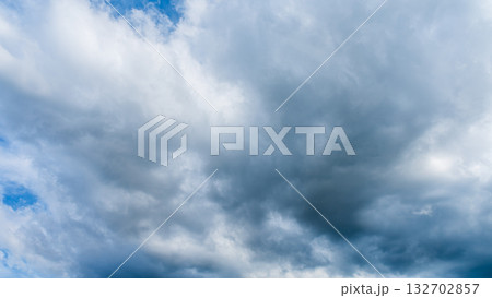 夏の青空に流れるたくさんの白い雲 夏の青空に流れるたくさんの白い雲 132702857