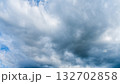 夏の青空に流れるたくさんの白い雲 132702858