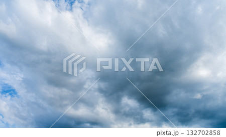 夏の青空に流れるたくさんの白い雲 夏の青空に流れるたくさんの白い雲 132702858
