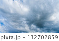 夏の青空に流れるたくさんの白い雲 132702859
