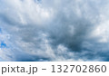 夏の青空に流れるたくさんの白い雲 132702860