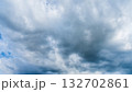 夏の青空に流れるたくさんの白い雲 132702861