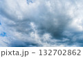 夏の青空に流れるたくさんの白い雲 132702862