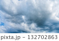 夏の青空に流れるたくさんの白い雲 132702863