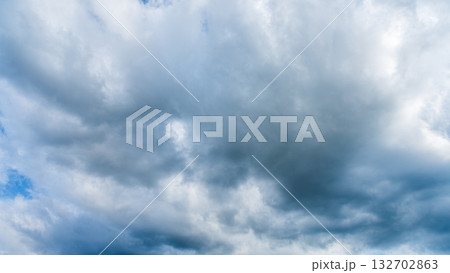 夏の青空に流れるたくさんの白い雲 132702863