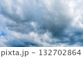 夏の青空に流れるたくさんの白い雲 132702864
