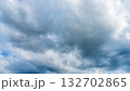 夏の青空に流れるたくさんの白い雲 132702865
