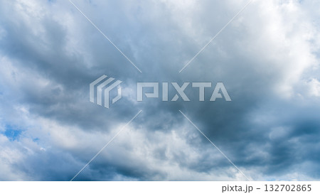 夏の青空に流れるたくさんの白い雲 132702865
