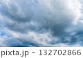 夏の青空に流れるたくさんの白い雲 132702866