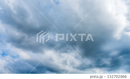 夏の青空に流れるたくさんの白い雲 夏の青空に流れるたくさんの白い雲 132702866