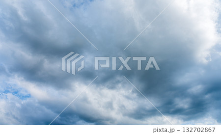 夏の青空に流れるたくさんの白い雲 132702867