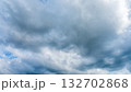 夏の青空に流れるたくさんの白い雲 132702868
