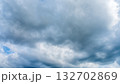 夏の青空に流れるたくさんの白い雲 132702869