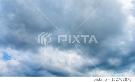 夏の青空に流れるたくさんの白い雲 132702870
