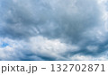 夏の青空に流れるたくさんの白い雲 132702871