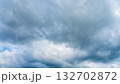 夏の青空に流れるたくさんの白い雲 132702872