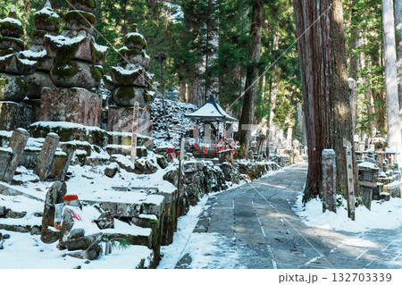 高野山　奥の院　雪の積もった参道 132703339