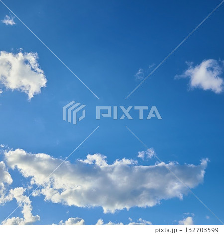 青空に浮かぶ顔っぽい雲 青空に浮かぶ顔っぽい雲 132703599