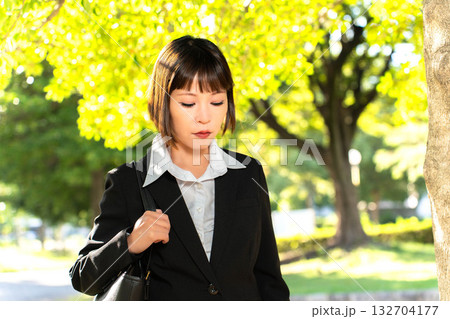 外回りをする女性社員 132704177