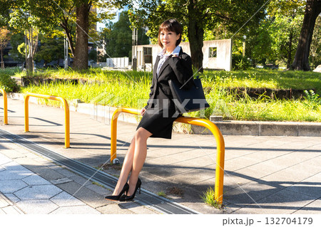 外回りをする女性社員 132704179