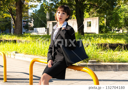 外回りをする女性社員 外回りをする女性社員 132704180