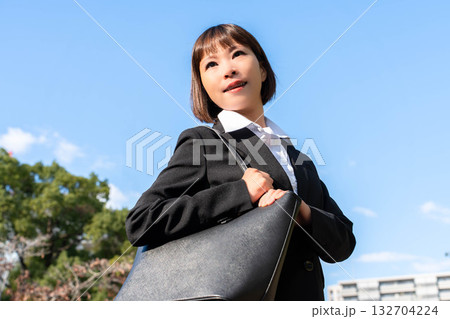 外回りをする女性社員 132704224