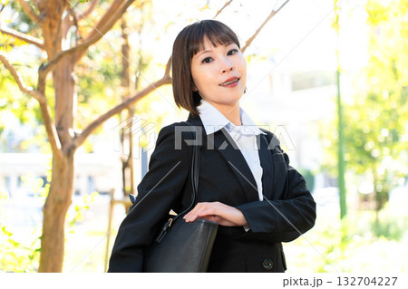 外回りをする女性社員 132704227