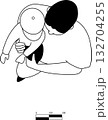 子供を抱く父親の平面図イラスト 132704255
