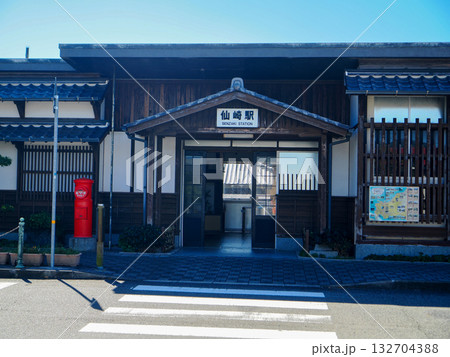 仙崎駅の駅舎 132704388